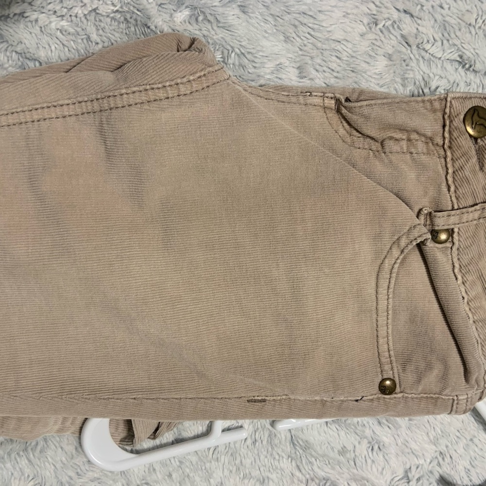 EUC low rise beige corduroy Free People skinny jeans. size 27.